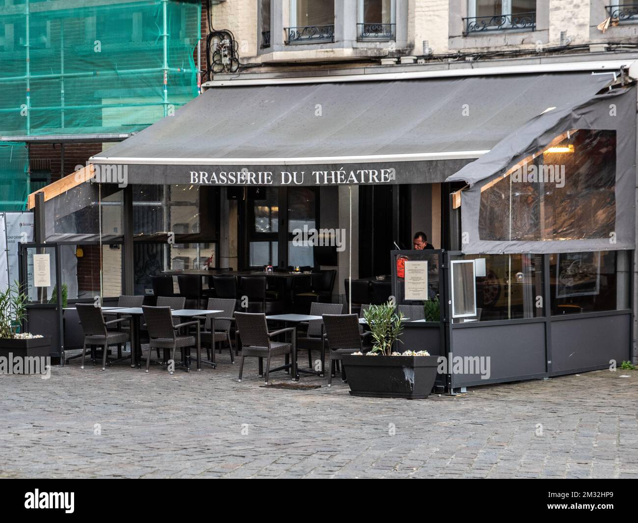 L'illustration montre une barre vide à Namur, vendredi 13 mars 2020. Le gouvernement fédéral a annoncé hier de nouvelles mesures pour arrêter la propagation de Covid-19. Les restaurants et les cafés seront fermés, les cours scolaires suspendus à partir de lundi. Les activités sportives et récréatives sont annulées. BELGA PHOTO PRÊT SILVESTRE Banque D'Images