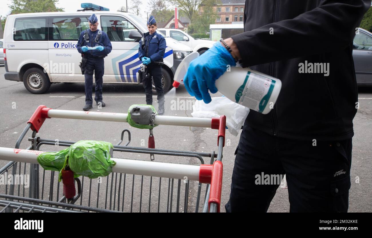 L'illustration montre les caddies de supermarché de nettoyage des travailleurs du marché Carrefour à marge d'une patrouille de police à Ghlin, appliquant les règles de distanciation sociale, dimanche 19 avril 2020. La Belgique en est à sa cinquième semaine de confinement dans la crise actuelle du virus corona. Les mesures annoncées sur 18 mars en Belgique pour éviter la propagation du Covid-19 resteront actives jusqu'à 4 mai. BELGA PHOTO BENOIT DOPPAGNE Banque D'Images