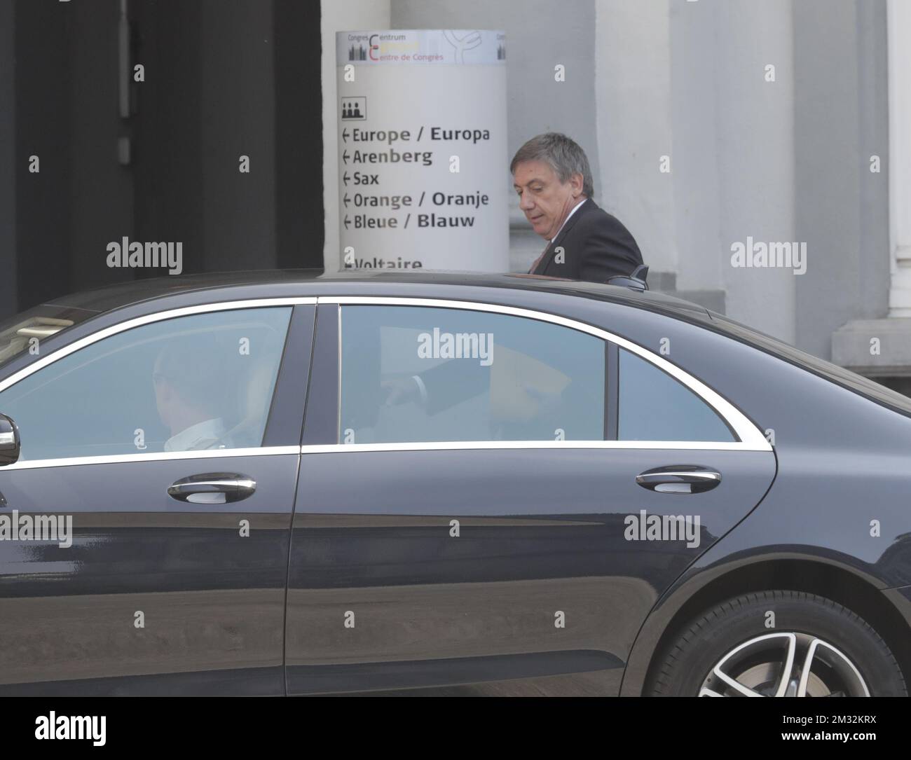 Le président du ministre flamand, Jan Jambon, arrive pour une réunion du Conseil national de sécurité, composé de responsables politiques et de services de renseignement, afin de discuter de la lutte contre la pandémie COVID-19 (coronavirus), le vendredi 24 avril 2020 à Bruxelles. La Belgique en est à sa sixième semaine de confinement dans la crise actuelle du virus corona. BELGA PHOTO POOL OLIVIER HOSLET Banque D'Images