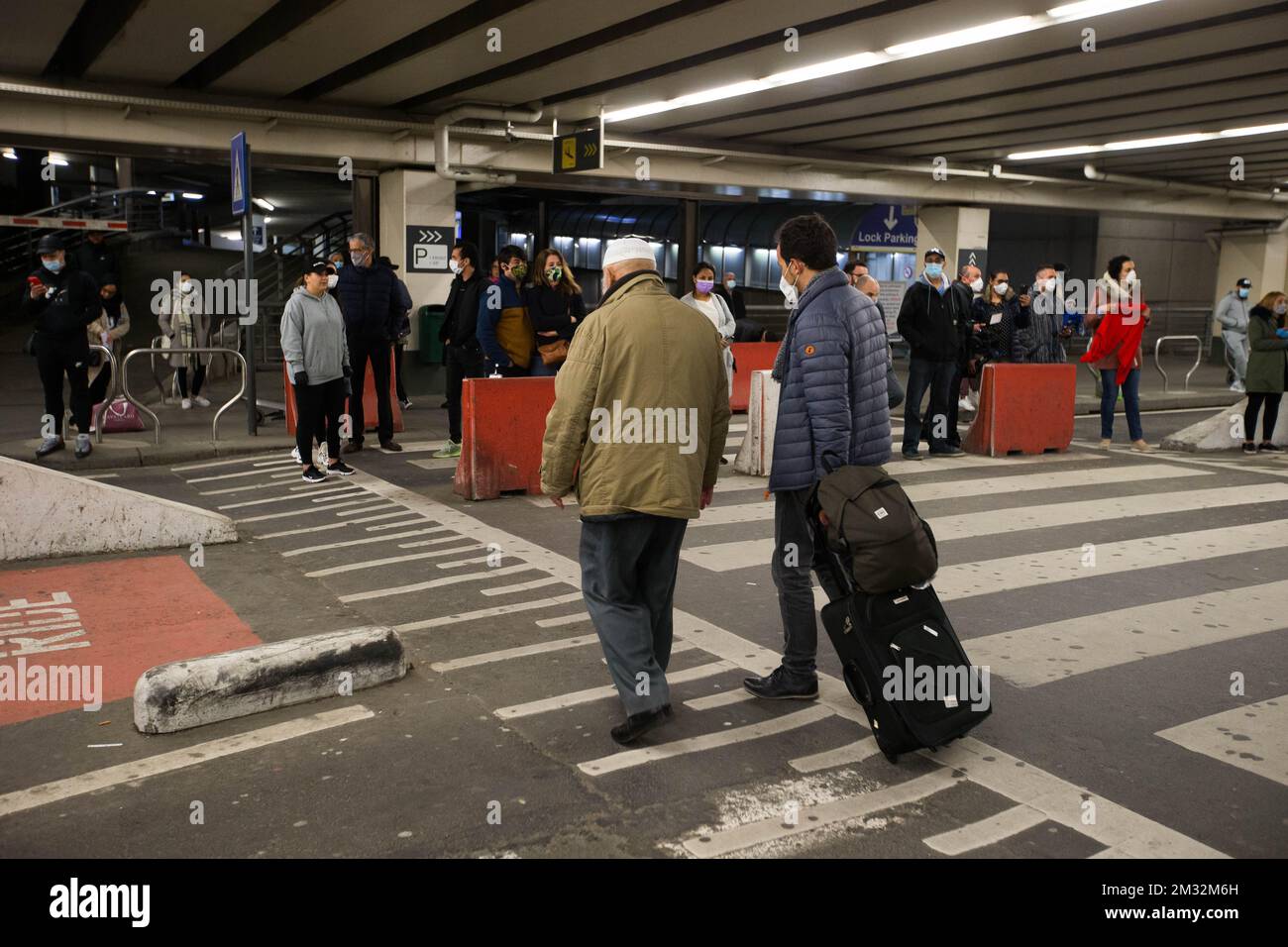 L'illustration montre les passagers arrivant d'un vol de rapatriement avec des Belges en provenance du Maroc, samedi 02 mai 2020, à l'aéroport de Bruxelles à Zaventem. La Belgique en est à sa septième semaine de confinement dans la crise actuelle du virus corona. Le gouvernement a annoncé un plan par étapes visant à tenter de sortir de la situation d'enfermement dans le pays, en continuant d'éviter la propagation de Covid-19. BELGA PHOTO NICOLAS MATERLINCK Banque D'Images