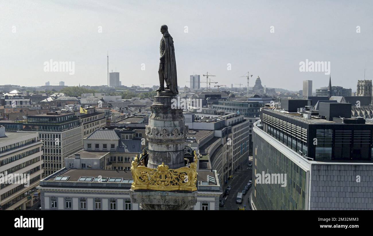 Cette image aérienne montre la statue du roi Léopold I au sommet de la colonne du Congrès, le lieu d'une cérémonie avec le roi Philippe - Filip de Belgique et la reine Mathilde de Belgique pour commémorer le 75th anniversaire de la fin de la Seconde Guerre mondiale en Europe, Au monument de la tombe du Soldat inconnu à Bruxelles, vendredi 08 mai 2020. BELGA PHOTO DIRK WAEM - ERIC LALMAND Banque D'Images