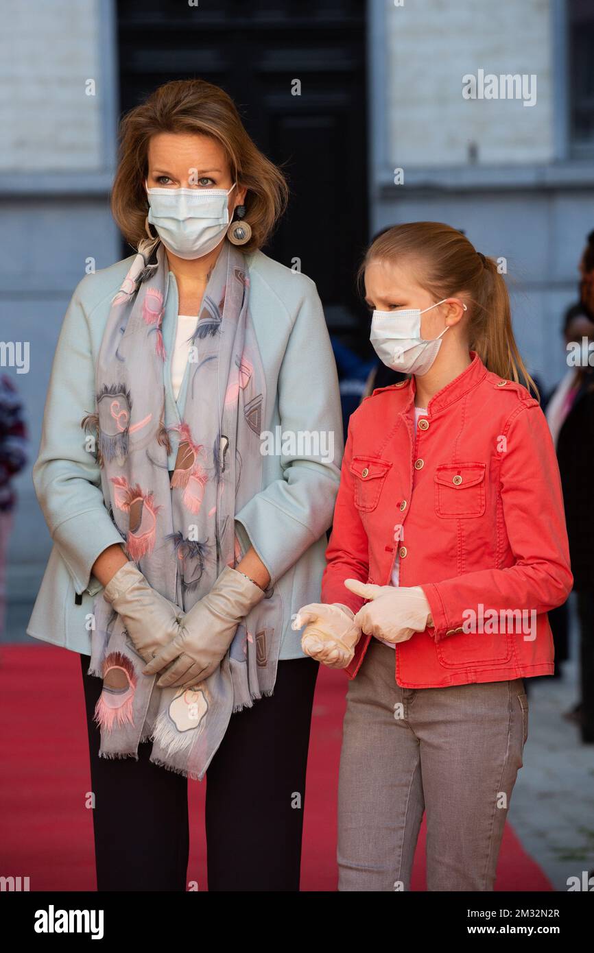 La reine Mathilde de Belgique et la princesse Eleonore portent un masque buccal lors d'une visite royale au restaurant Kamiano du refuge pour sans-abri de la communauté Sant Egidio à Bruxelles, le jeudi 14 mai 2020. BELGA PHOTO POOL ALAIN ROLLAND Banque D'Images