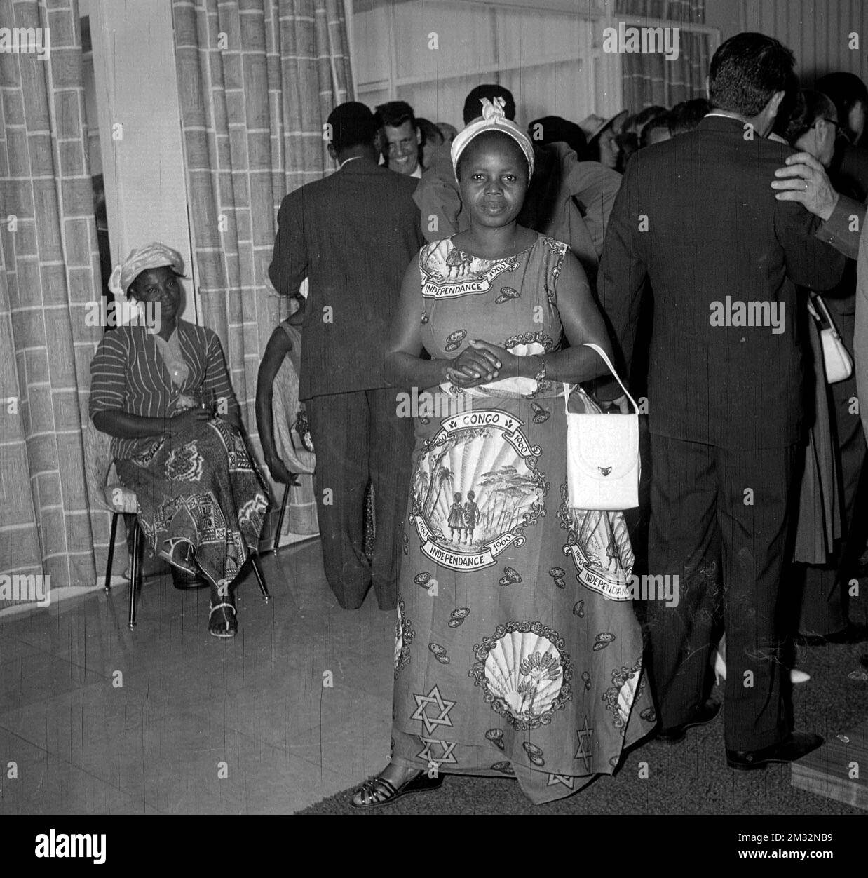 19600624 - LEOPOLDVILLE, CONGO: Une femme portant une robe spécialement taillée avec 'Congo Independence 1960' en vedette à la résidence officielle de Leopold II Le 25 juin 1960 à Leopoldville, Congo. (Archives Belga) Banque D'Images
