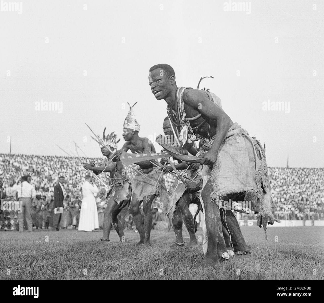 19600701 - LEOPOLDVILLE, CONGO : des danseurs congolais se produisent lors d'une célébration traditionnelle marquant l'indépendance de la République du Congo par rapport à la Belgique le 1st juillet 1960 au stade Roi Baudouin de Leopoldville, Congo. (Archives Belga) Banque D'Images