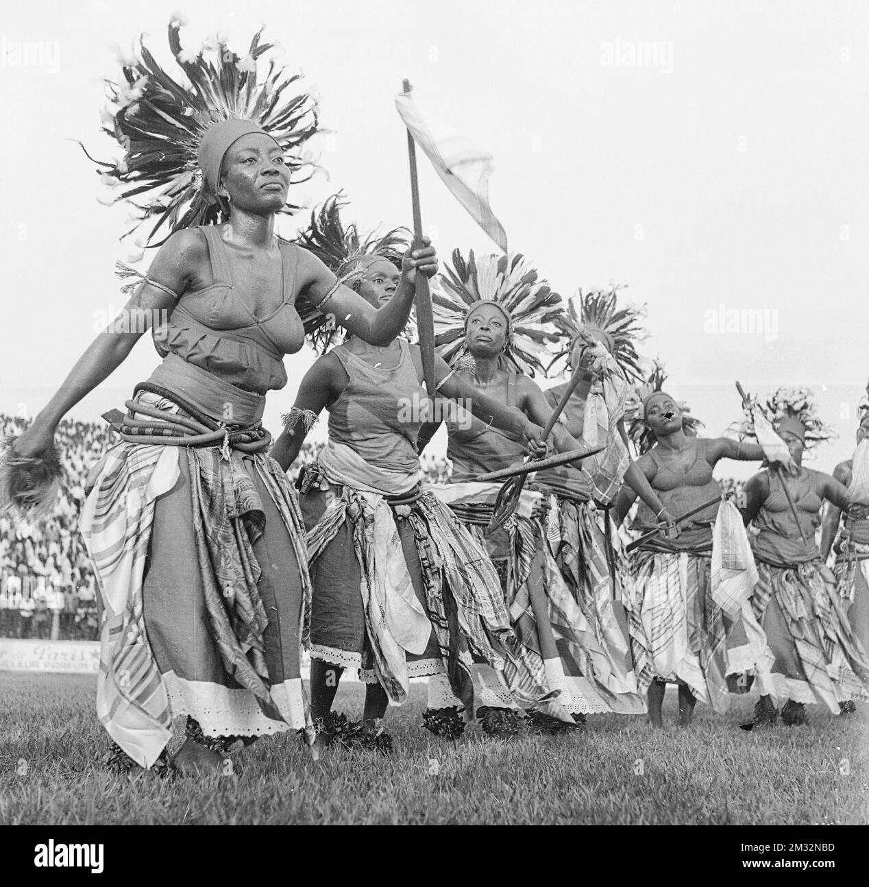 19600701 - LEOPOLDVILLE, CONGO : des danseurs congolais se produisent lors d'une célébration traditionnelle marquant l'indépendance de la République du Congo par rapport à la Belgique le 1st juillet 1960 au stade Roi Baudouin de Leopoldville, Congo. (Archives Belga) Banque D'Images