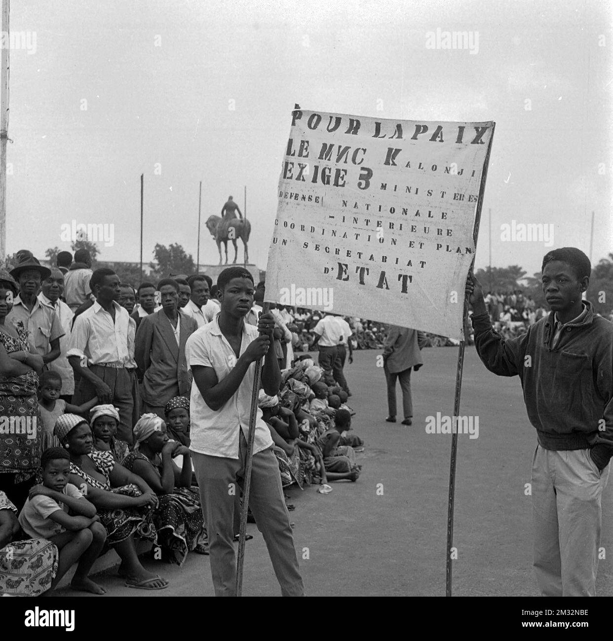 19600628 - LEOPOLDVILLE, CONGO: Deux hommes congolais tiennent une bannière lors d'une manifestation prétendant être pour la paix et soutenir Kolandi à l'extérieur du Palais de la Nation le 28 juin 1960 à Leopoldville, Congo. (Archives Belga) Banque D'Images