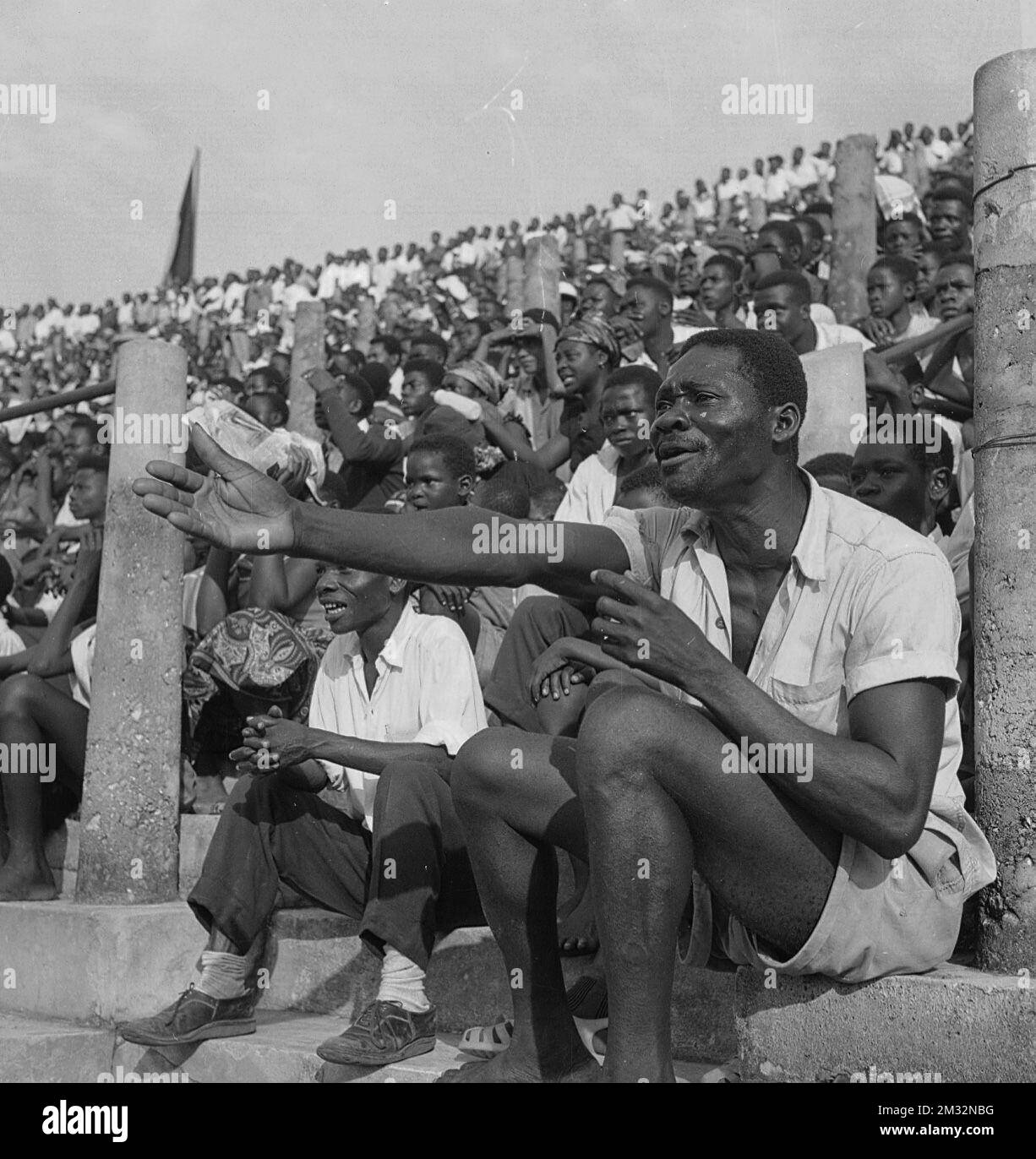 19600701 - LEOPOLDVILLE, CONGO: Une foule de Congolais regardent les célébrations de la Journée de l'indépendance au stade du Roi Baudouin le 01 juillet 1960 à Leopoldville, Congo. (Archives Belga) Banque D'Images