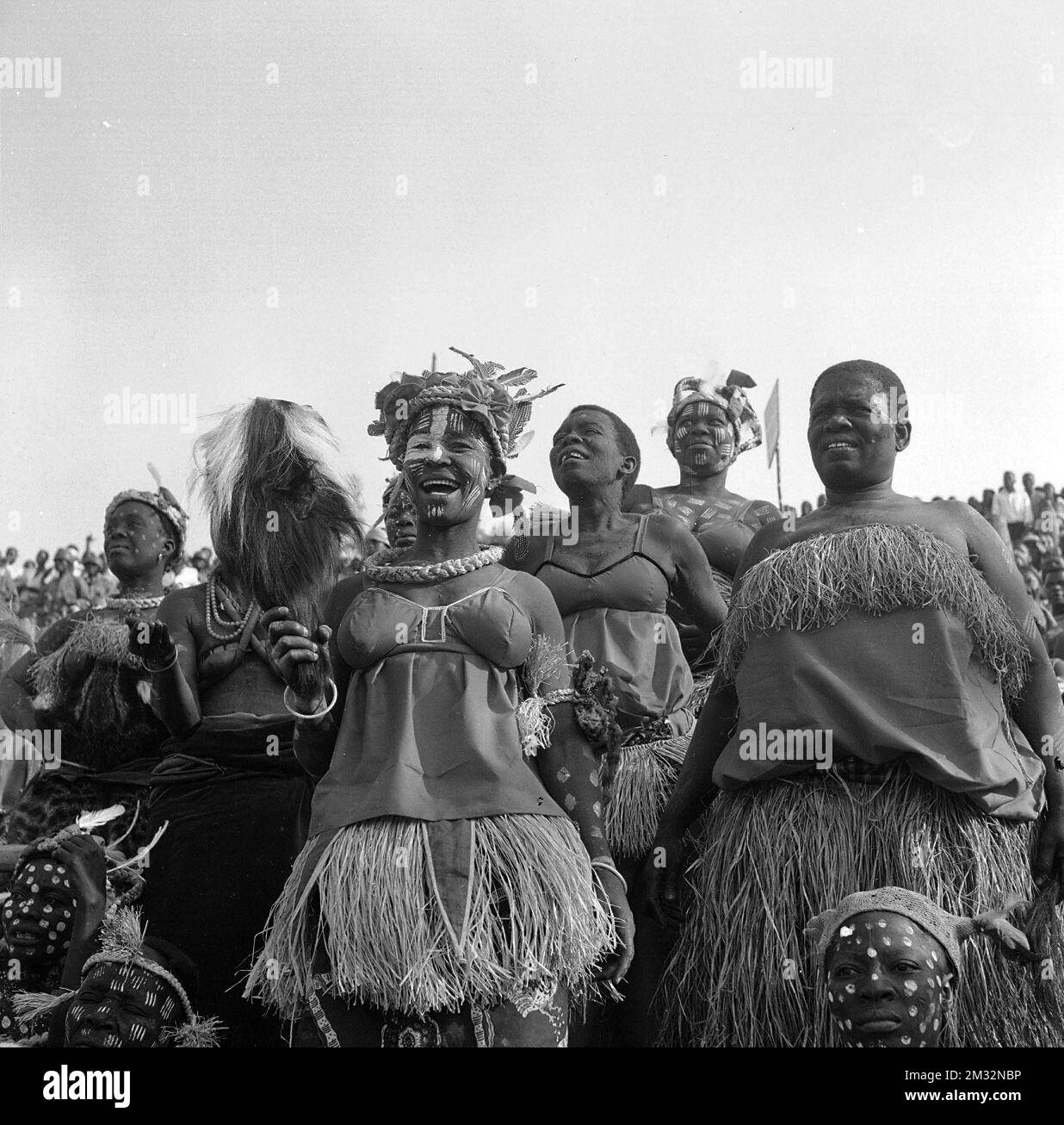 19600701 - LEOPOLDVILLE, CONGO: Une foule de Congolais regardent les célébrations de la Journée de l'indépendance au stade du Roi Baudouin le 01 juillet 1960 à Leopoldville, Congo. (Archives Belga) Banque D'Images