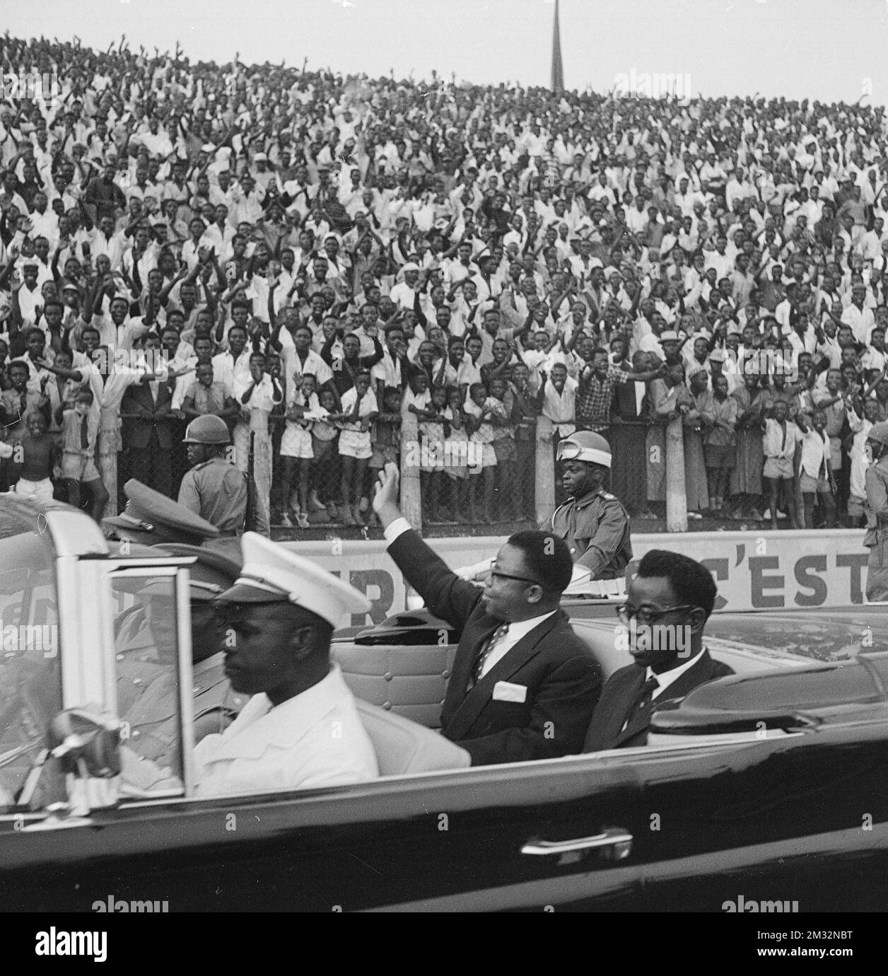 19600630 - LEOPOLDVILLE, CONGO: Joseph Kasa-Vubu, Président de la République du Congo, se défait devant la foule le 1 juillet 1960 à Leopoldville, Congo, un jour après avoir pris ses fonctions de Président. (Archives Belga) Banque D'Images