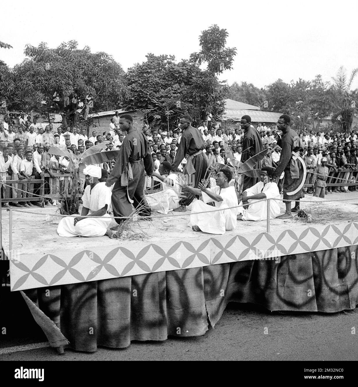 19600701 - LEOPOLDVILLE, CONGO: Artistes congolais lors d'une célébration marquant l'indépendance de la République du Congo par rapport à la Belgique le 1st juillet 1960 au Stade du Roi Baudouin à Leopoldville, Congo. (Archives Belga) (Archives Belga) Banque D'Images