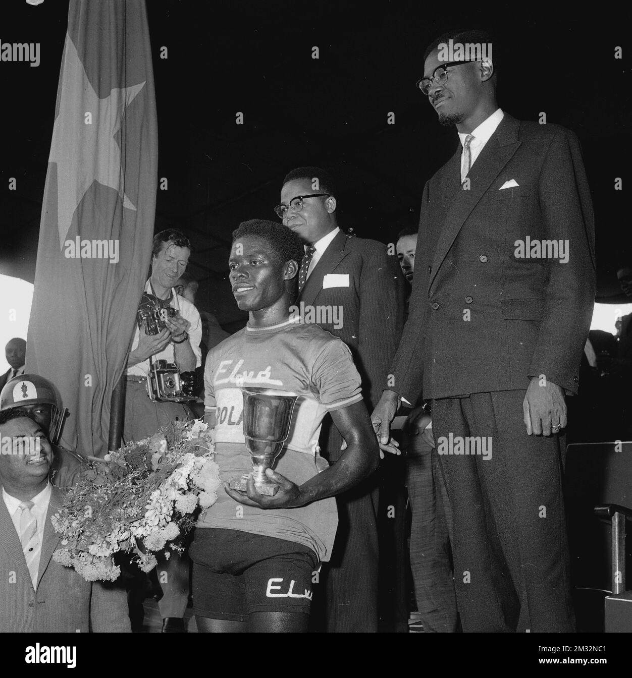 19600630 - LEOPOLDVILLE, CONGO: Le Président de la République du Congo Joseph Kasa-Vubu remet sa médaille à un cycliste lors des célébrations du jour de l'indépendance dans le Stade du Roi Baudouin le 1 juillet 1960 à Leopoldville. (Archives Belga) Banque D'Images