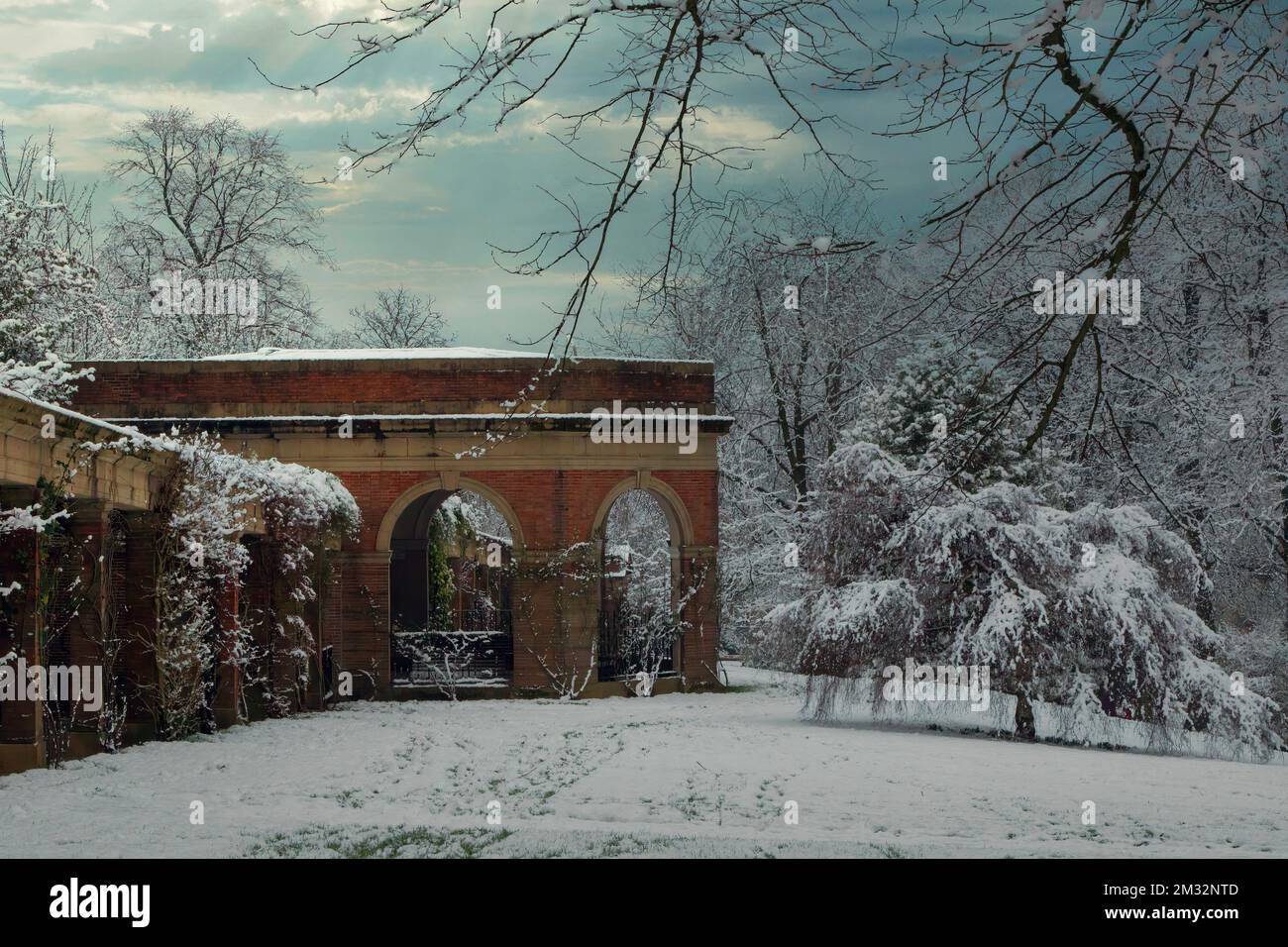 Au cours d'une matinée hivernale, de la neige recouvre la Colonnade du pavillon Sun et des arbres dans les jardins de la vallée, Harrogate, dans le North Yorkshire, en Angleterre, au Royaume-Uni. Banque D'Images