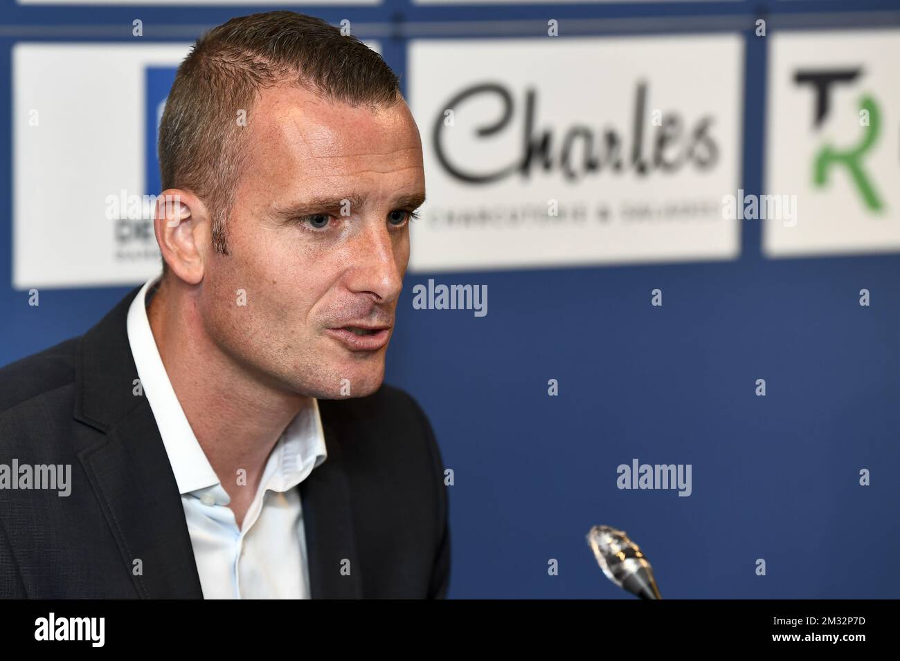 Nicky Hayen photographié lors de sa présentation en tant que nouvel entraîneur-chef de l'équipe belge de football Waasland-Beveren, jeudi 04 juin 2020, lors d'une conférence de presse à Beveren. Le club est sur le point de se reléguer à la deuxième division, puisqu'il s'est assis à la dernière place lorsque la compétition a été arrêtée en raison de la pandémie de Covid-19. BELGA PHOTO DIRK WAEM Banque D'Images