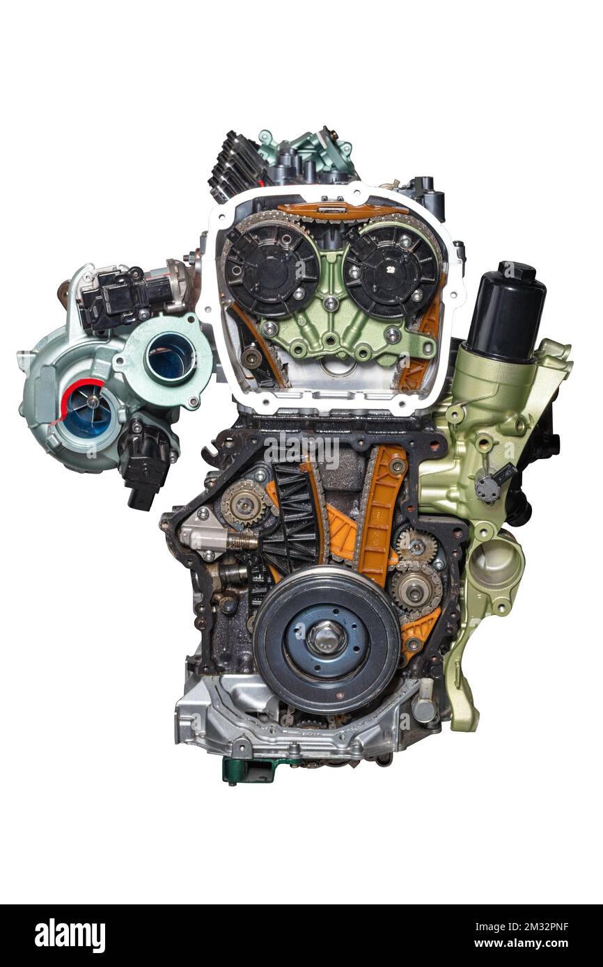 Le moteur à combustion interne d'une voiture moderne sur un stand dans la coupe. Isolé sur fond blanc. Banque D'Images