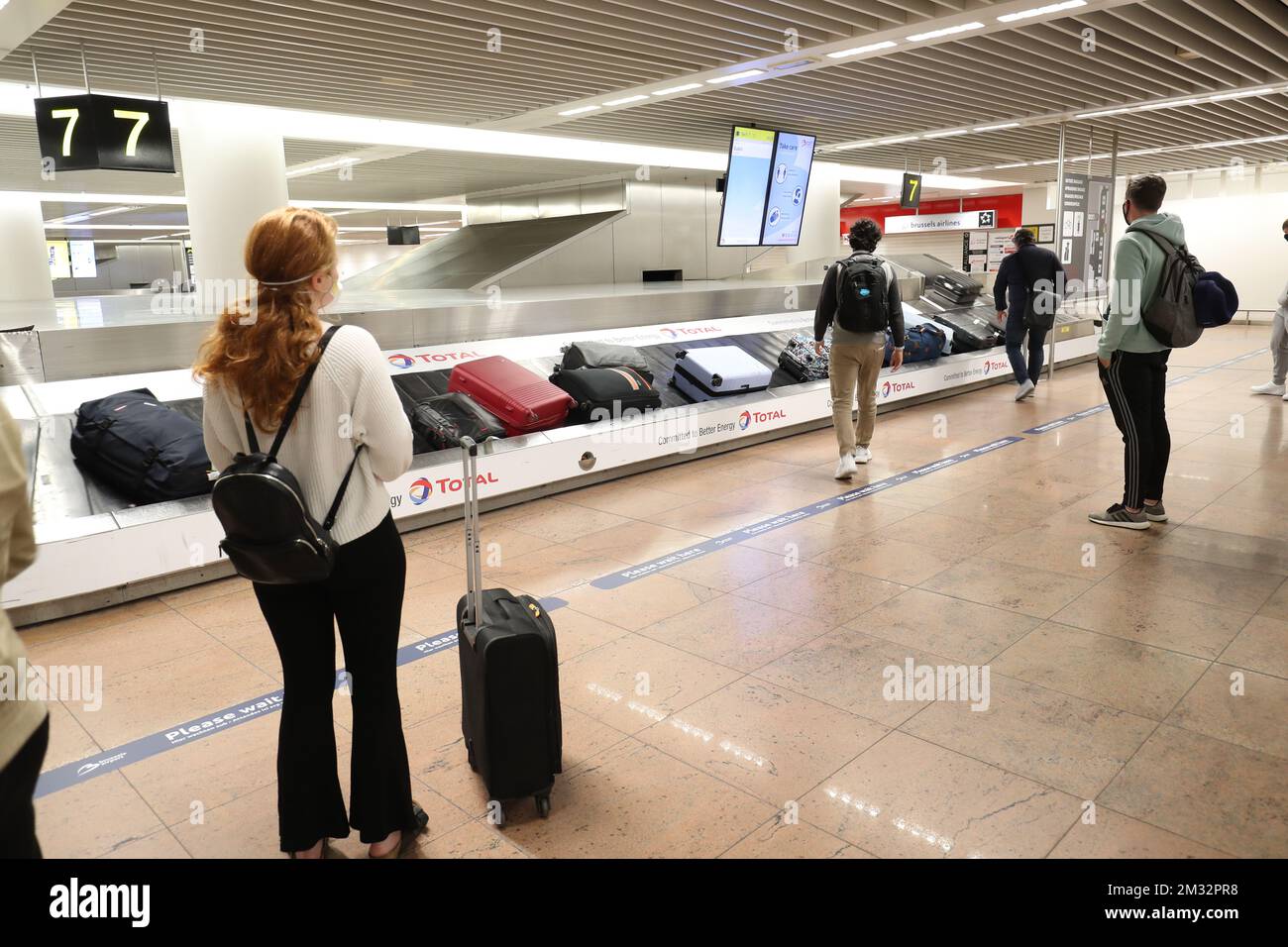 L'illustration montre les passagers à l'arrivée qui attendent leurs bagages  à l'aéroport de Bruxelles, à Zaventem, le lundi 15 juin 2020. L'aéroport de  Bruxelles rouvre aujourd'hui pour les voyageurs à l'intérieur de