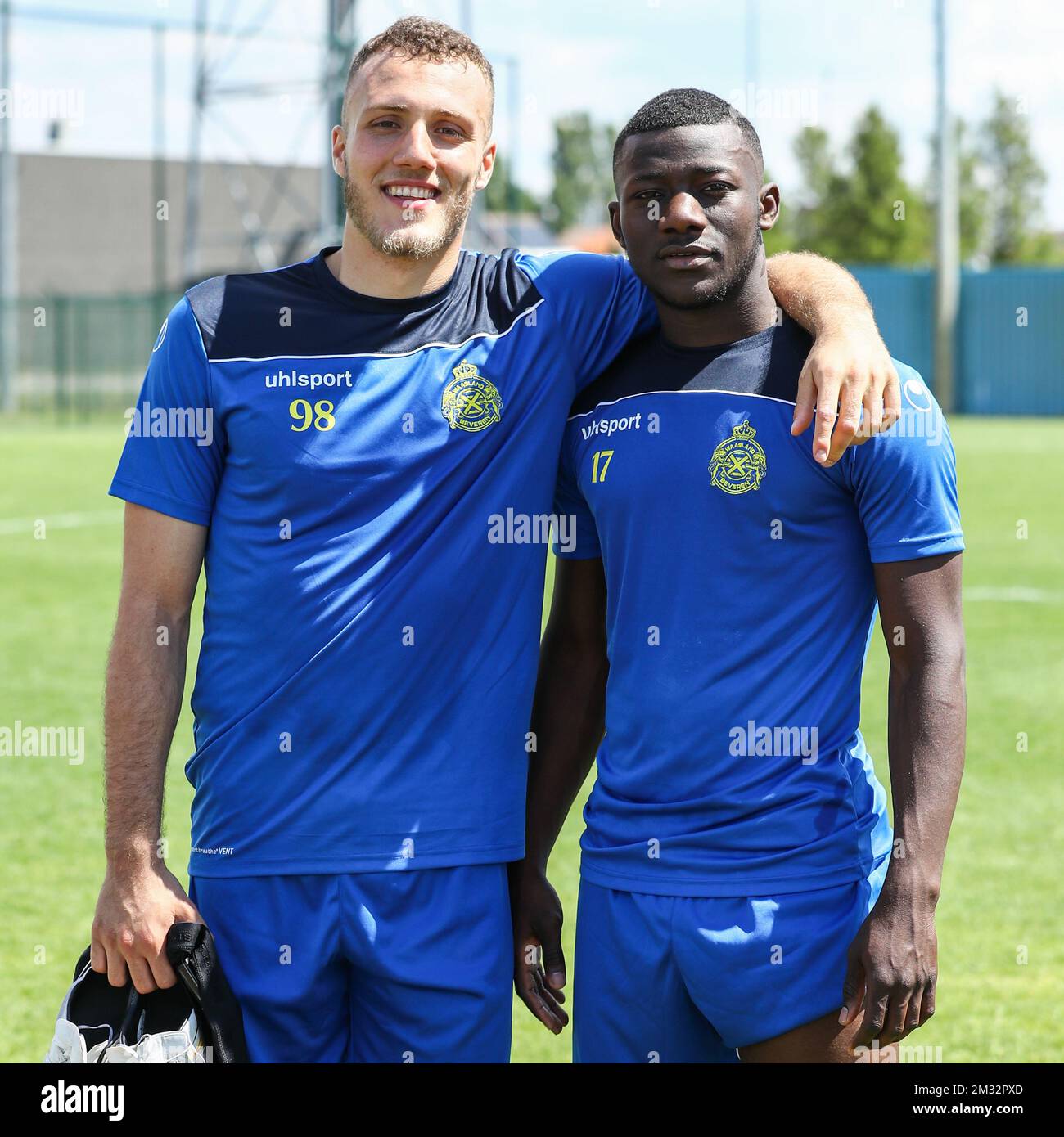 DIN Sula de Waasland-Beveren et Aboubakary Koita de Waasland-Beveren sont photographiés lors de la première séance d'entraînement pour la nouvelle saison 2020-2021 de l'équipe belge de football Waasland-Beveren, le lundi 15 juin 2020 à Beveren. Le club est sur le point de se reléguer à la deuxième division, puisqu'il s'est assis à la dernière place lorsque la compétition a été arrêtée en raison de la pandémie de Covid-19. BELGA PHOTO DAVID PINTENS Banque D'Images