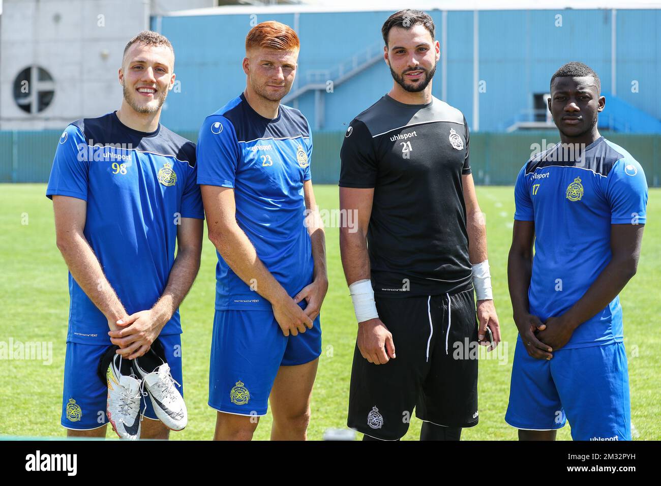 DIN Sula de Waasland-Beveren, Maximiliano Caufriez de Waasland-Beveren, Lucas Pirard, gardien de but de Waasland-Beveren, et Aboubakary Koita de Waasland-Beveren, sont photographiés après la première séance d'entraînement pour la nouvelle saison 2020-2021 de l'équipe belge de football Waasland-Beveren, le lundi 15 juin 2020 à Beveren. Le club est sur le point de se reléguer à la deuxième division, puisqu'il s'est assis à la dernière place lorsque la compétition a été arrêtée en raison de la pandémie de Covid-19. BELGA PHOTO DAVID PINTENS Banque D'Images