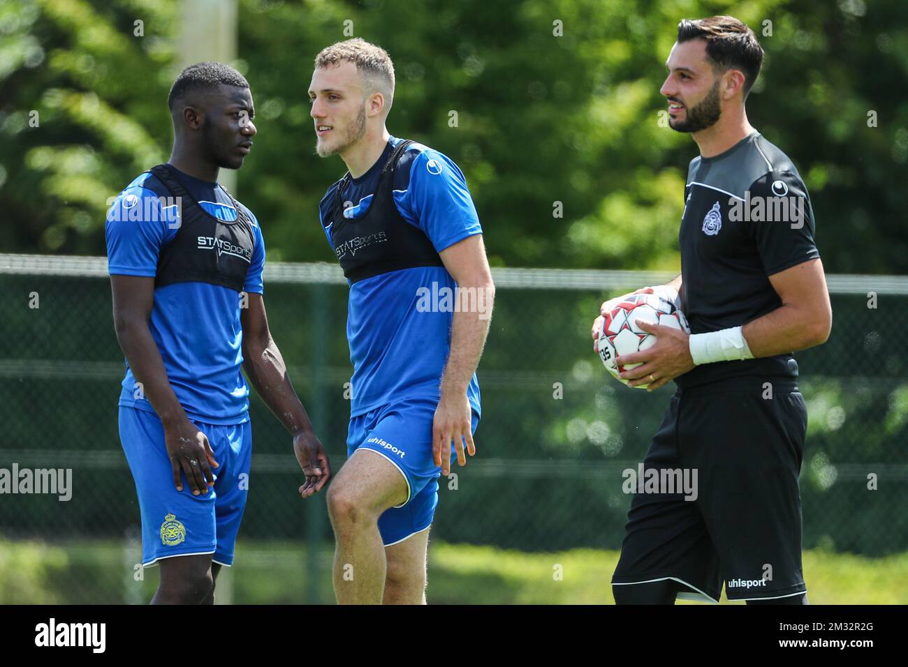 DIN Sula de Waasland-Beveren et Aboubakary Koita de Waasland-Beveren photographiés lors de la première session d'entraînement pour la nouvelle saison 2020-2021 de l'équipe belge de football Waasland-Beveren, le lundi 15 juin 2020 à Beveren. Le club est sur le point de se reléguer à la deuxième division, puisqu'il s'est assis à la dernière place lorsque la compétition a été arrêtée en raison de la pandémie de Covid-19. BELGA PHOTO DAVID PINTENS Banque D'Images