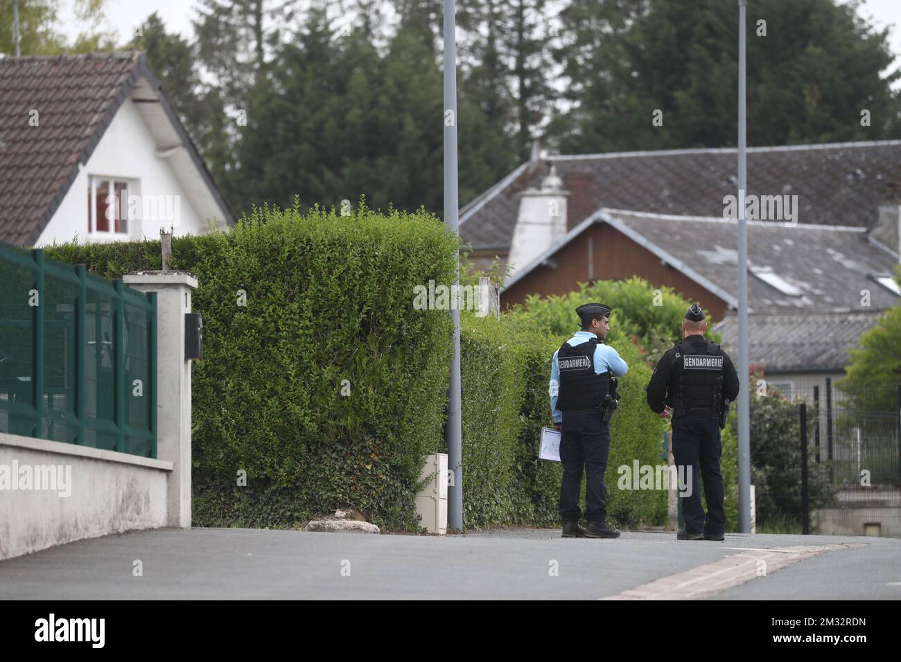 Voiture de police photographiée à l'extérieur de la maison du tueur de série Michel Fourniret lors d'une fouille par la police dans le cadre de l'enquête sur la disparition d'Estelle Mouzin, un enfant de 9 ans disparu depuis 2003, le lundi 22 juin 2020, à ville-sur-Lumes, dans le nord de la France. Fourniret, tueur en série français, est actuellement en prison pour le meurtre de sept filles et jeunes femmes âgées de 12 à 32 ans en France et en Belgique. BELGA PHOTO VIRGINIE LEFOUR Banque D'Images