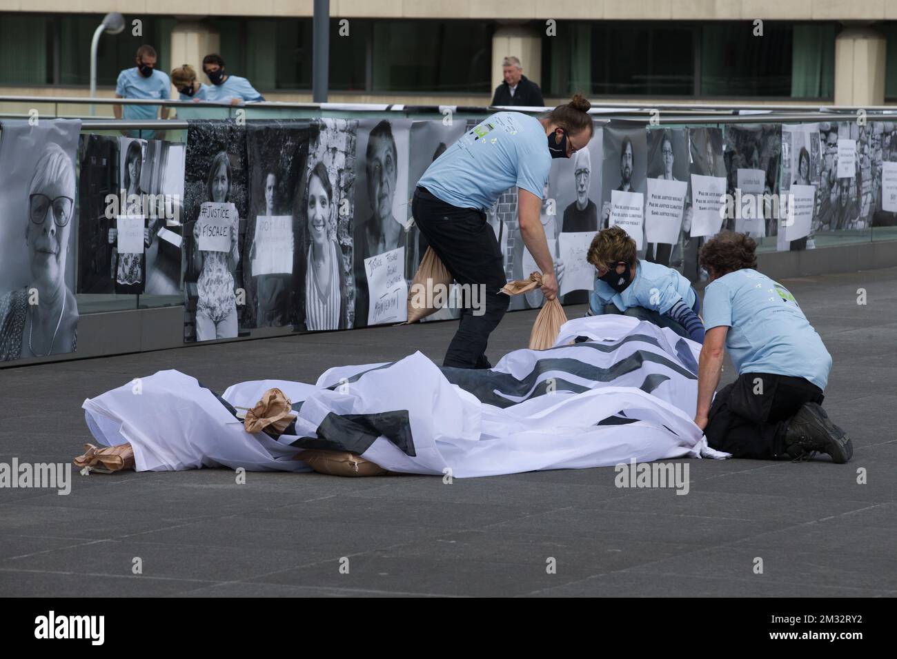 L'illustration montre une action de protestation pour exiger la justice fiscale, organisée par l'ONG CNCD-11.11.11, Greenpeace et 'Reseau Justice Fiscale' dimanche 28 juin 2020 à la Tour des Finances à Bruxelles. BELGA PHOTO NICOLAS MATERLINCK Banque D'Images