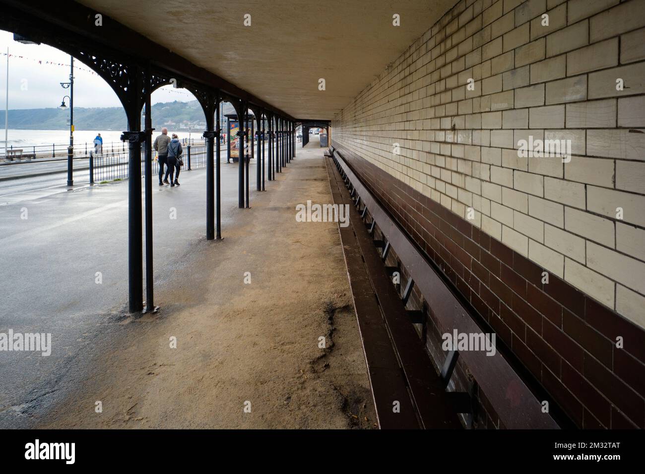 Un refuge victorien en bord de mer avec des carreaux bruns et crème à Scarborough en hiver Banque D'Images