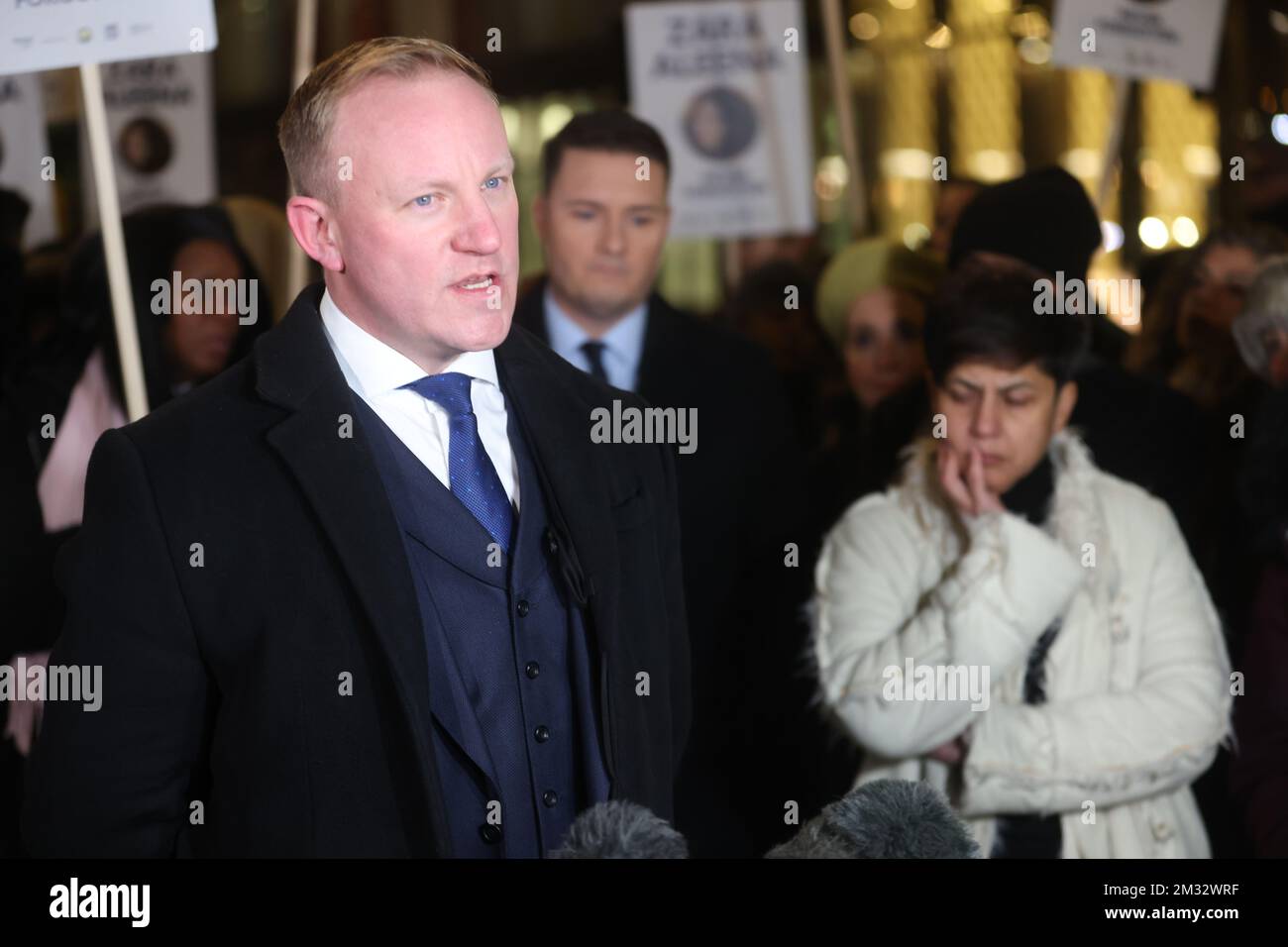 Sam Tarry, député travailliste d'Ilford-Sud, prenant la parole devant le Old Bailey à Londres, après que Jordan McSweeney ait été condamné à vie pour un mandat minimum de 38 ans pour le meurtre du diplômé en droit Zara Aleena. Date de la photo: Mercredi 14 décembre 2022. Banque D'Images