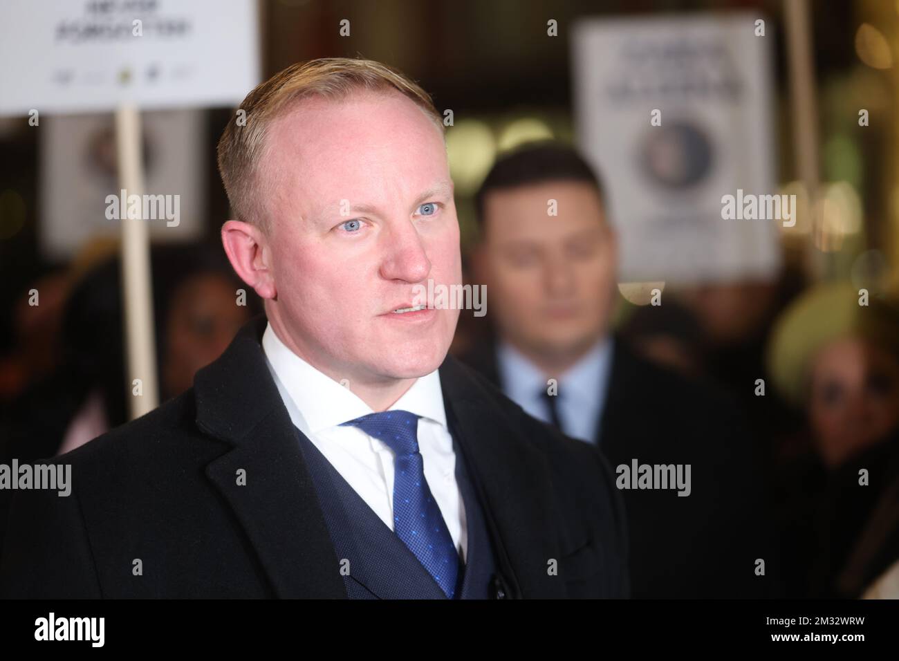 Sam Tarry, député travailliste d'Ilford-Sud, prenant la parole devant le Old Bailey à Londres, après que Jordan McSweeney ait été condamné à vie pour un mandat minimum de 38 ans pour le meurtre du diplômé en droit Zara Aleena. Date de la photo: Mercredi 14 décembre 2022. Banque D'Images