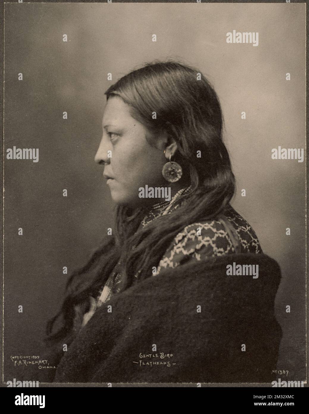 Gentle Bird, Flattêtes , Indiens d'Amérique du Nord, Indiens Salish, Trans-Mississippi et exposition internationale 1898 : Omaha, NEB. Photographies de l'Ouest américain Banque D'Images