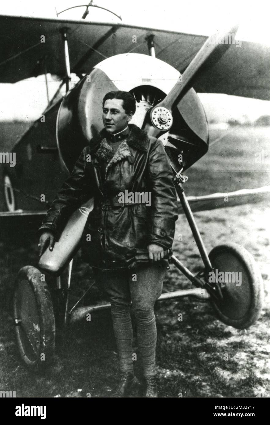 Aeroplani - Aviatore Arturo dell’Oro pilota dell’areonautica militare italiana che si schiantò sui monti sopra Belluno il 1° settembre 1917 dopo un’azione eroica che gli valse la medaglia d’oro al valor militare Banque D'Images