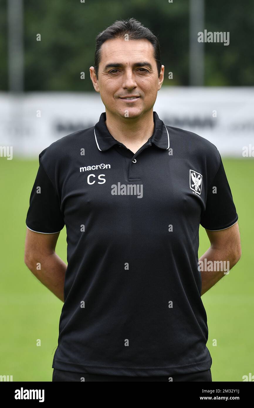 L'entraîneur adjoint de STVV Carlos Perez Salvachua pose pour le photographe, à marge du photoshoot 2020-2021 du club belge de la Ligue professionnelle Jupiler STVV Sint-Truidense Voetbalvereniging, lundi 27 juillet 2020 à Sint-Truiden. BELGA PHOTO JOHAN EYCKENS Banque D'Images