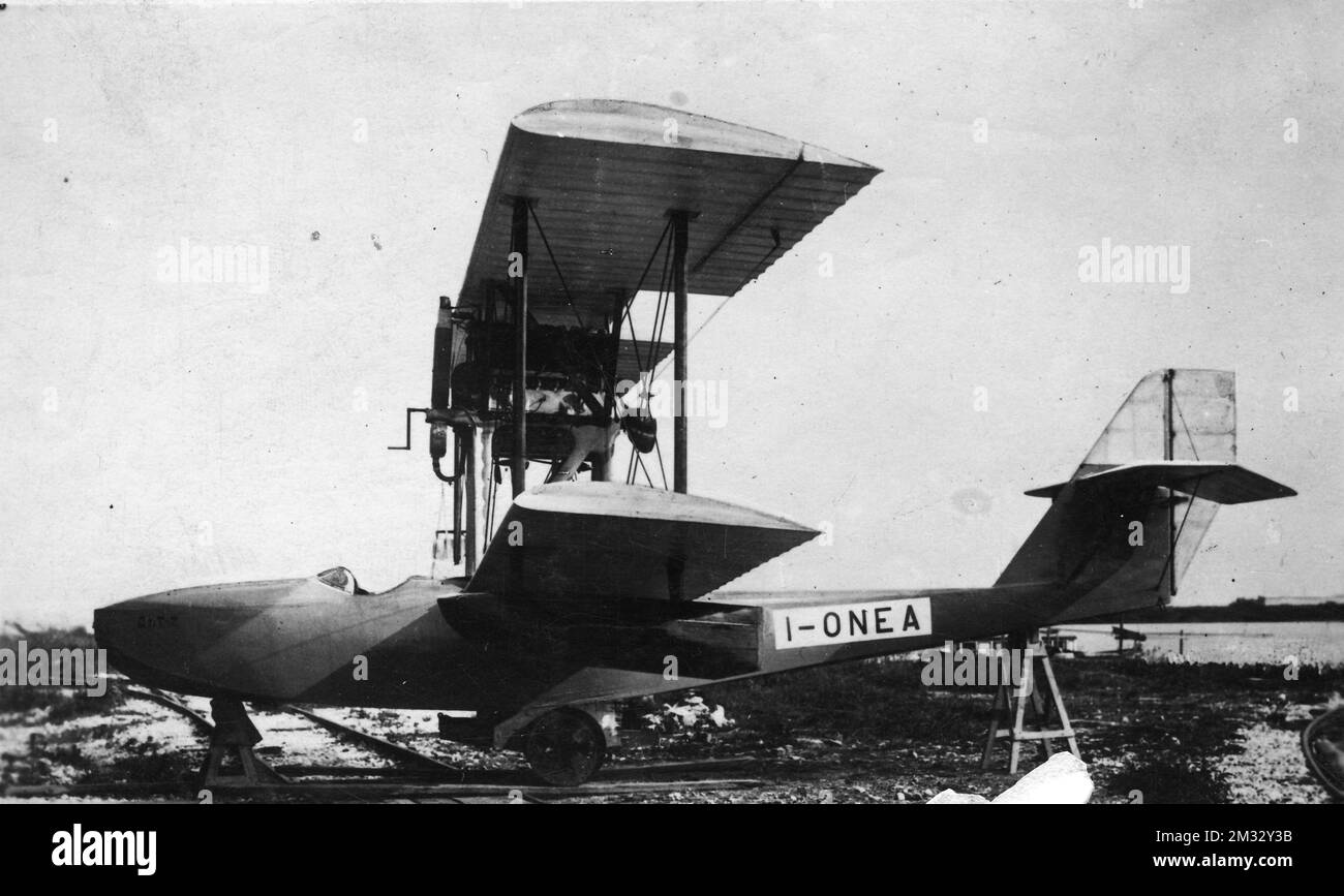 Aeroplani - CA 21 idroricognitore e bombardiere leggero biplano a scafo centrale realizzato dall'azienda italiana Cantiere Navale Triestino (CAN) negli anni venti. Banque D'Images