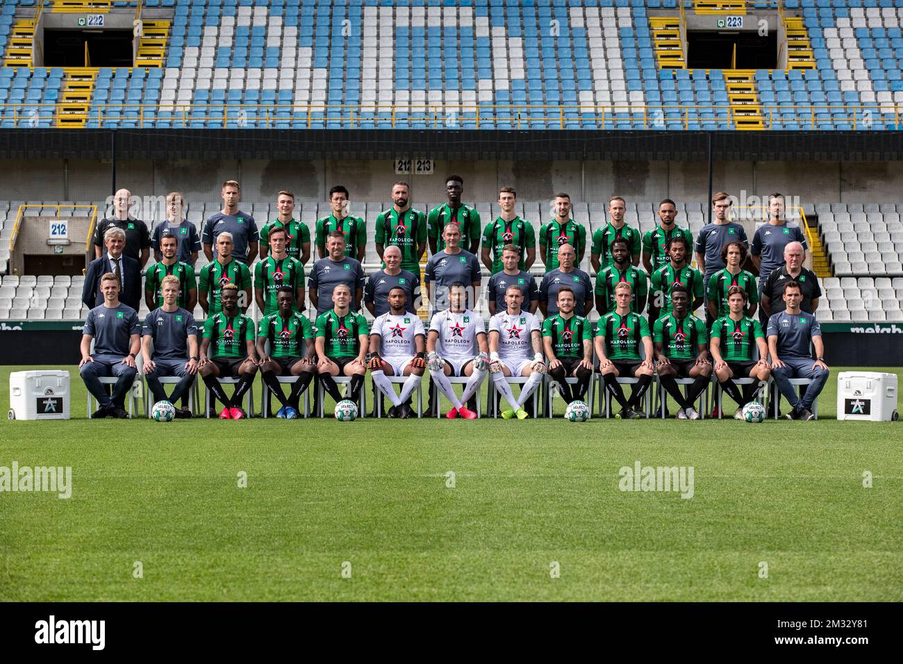 Back, G-D, Simon Devriendt de cercle, Charlotte Hoeman de cercle, Medial Simon Pirard de cercle, Robbe Decostere de cercle, Naomichi Ueda de cercle, Jeremy Taravel de cercle, Serge-Philippe Raox-Yao de cercle, Arne Cassaert de cercle, Dimitar Velkovski de cercle, Alexander Corryn de cercle, Victor Da Silva Vitinho de cercle, Maarten Meirhaeghe de cercle, Maximiliaan Moyaert de cercle, Middle, le coordinateur général de cercle Marc Vanmaele, Charles Vanhoutte de cercle de cercle, l'entraîneur de cercle de cercle, Kevin Deandervan Hogert de cercle, l'entraîneur de cercle de cercle de cercle de cercle de Cervin, l'entraîneur de cercle de cercle de Cervin, Kevin Deanyper de Calb de cercle, l'entraîneur de cercle de cercle de cercle, l'entraîneur de cercle de Cervin Banque D'Images