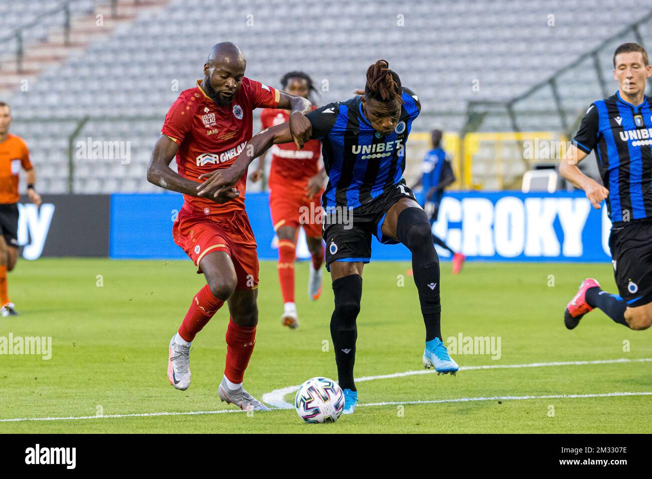 Didier Lamkel Ze d'Anvers et Simon Deli du Club se battent pour le bal lors de la finale de la coupe belge « Croky Cup » entre le Club Brugge KV et le Royal Antwerp FC, le samedi 01 août 2020 à Bruxelles. BELGA PHOTO KURT DESPLENTER Banque D'Images