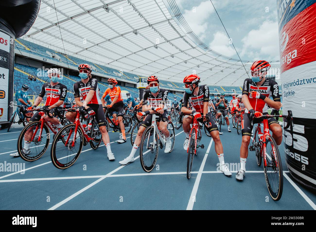 Cyclistes au début de la première étape de la course cycliste Tour de Pologne, près de 200 km de Chorzow à Katowice, en Pologne, le mercredi 05 août 2020. BELGA PHOTO Szymon Gruchalski Banque D'Images