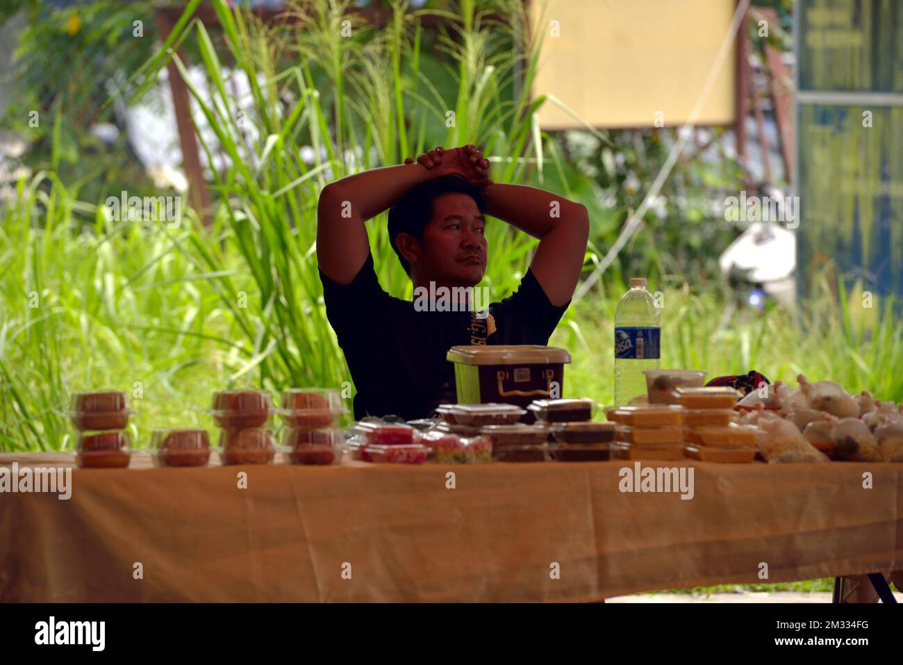 Un homme indigène Bajau vend de la nourriture au marché du dimanche (tamu) à Kota Belud, Sabah, Bornéo, Malaisie. Banque D'Images