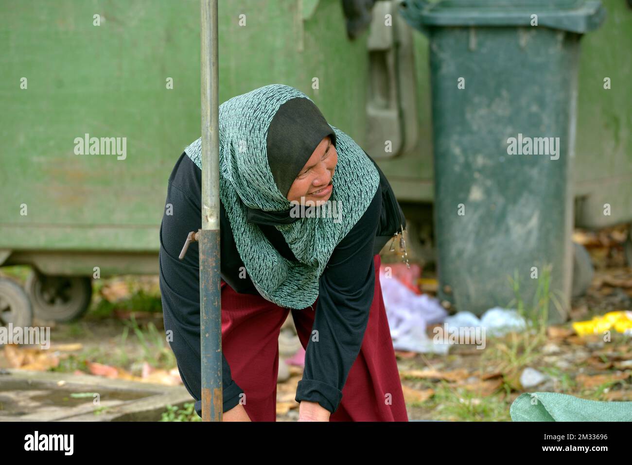 Une femme indigène Bajau vend de la nourriture au marché du dimanche (tamu) à Kota Belud, Sabah, Bornéo, Malaisie. Banque D'Images
