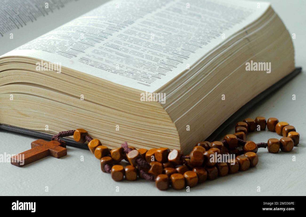 prier avec la bible et croix sur une table à la maison aucune photo de stock de personnes Banque D'Images