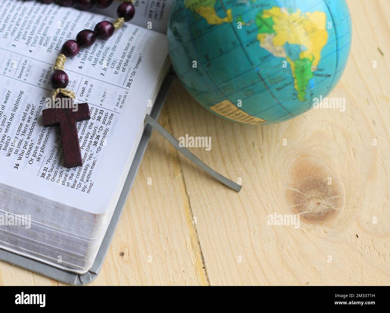 prier avec la bible et croix sur une table à la maison aucune photo de stock de personnes Banque D'Images