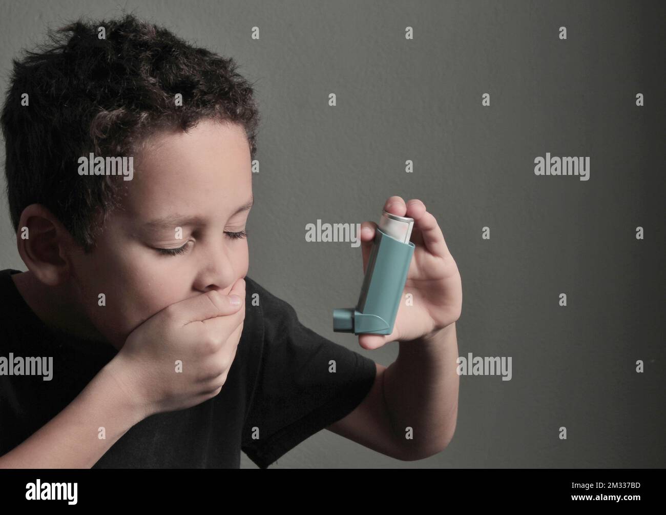 enfant avec la grippe et l'inhalateur souffle sur fond gris avec photo de stock de personnes Banque D'Images