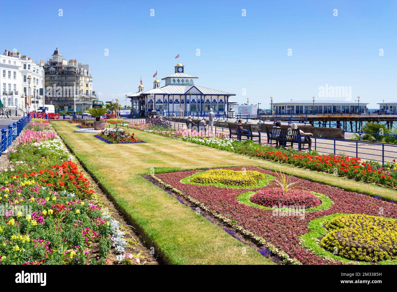 Eastbourne East Sussex les jardins fleuris de tapis sur la promenade du front de mer et Eastbourne Pier Eastbourne East Sussex Angleterre GB Royaume-Uni Europe Banque D'Images