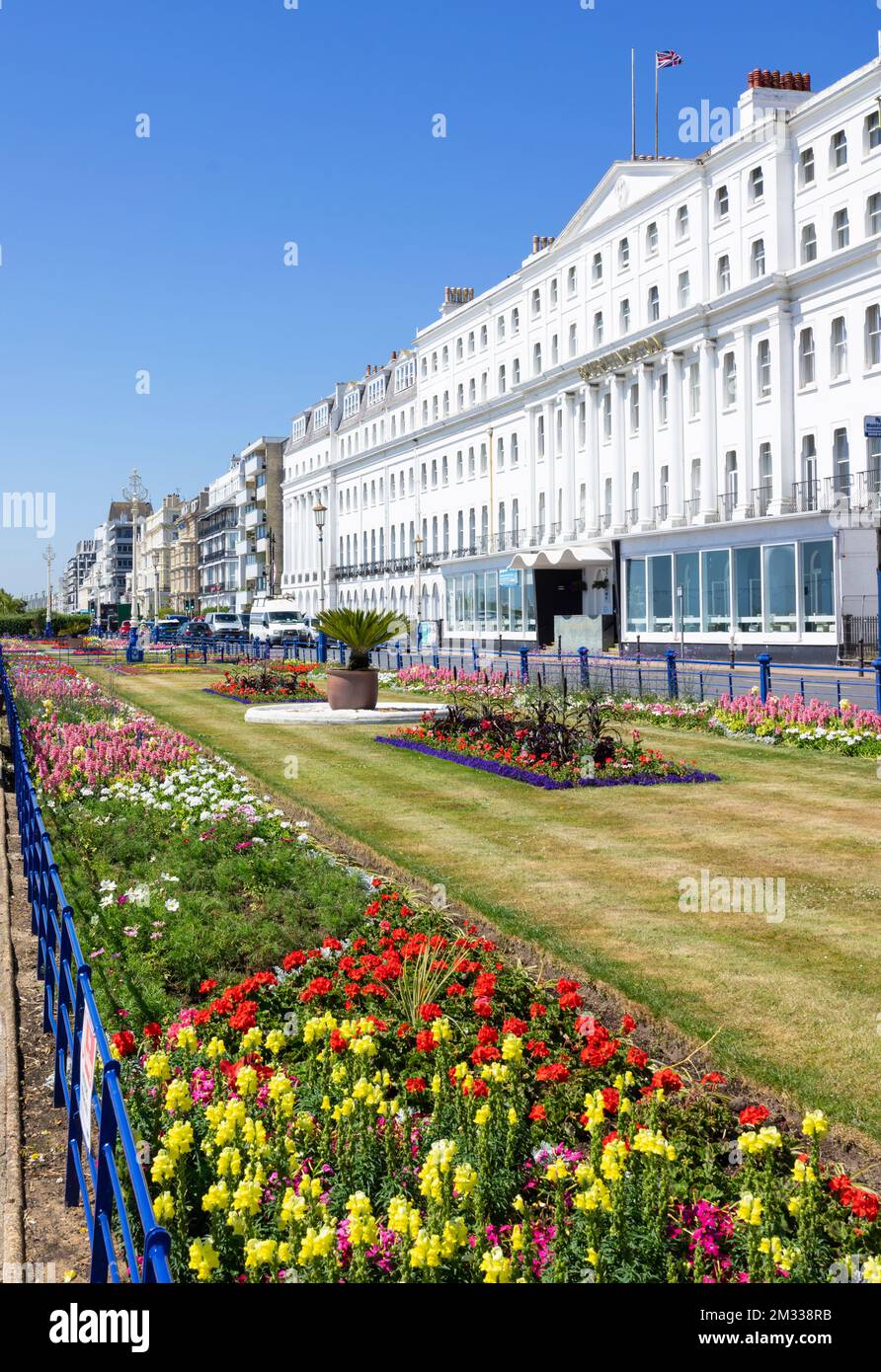 Eastbourne East Sussex Burlington Hotel sur la promenade du front de mer avec les jardins de tapis remplis de fleurs à Eastbourne East Sussex Angleterre GB UK Europe Banque D'Images