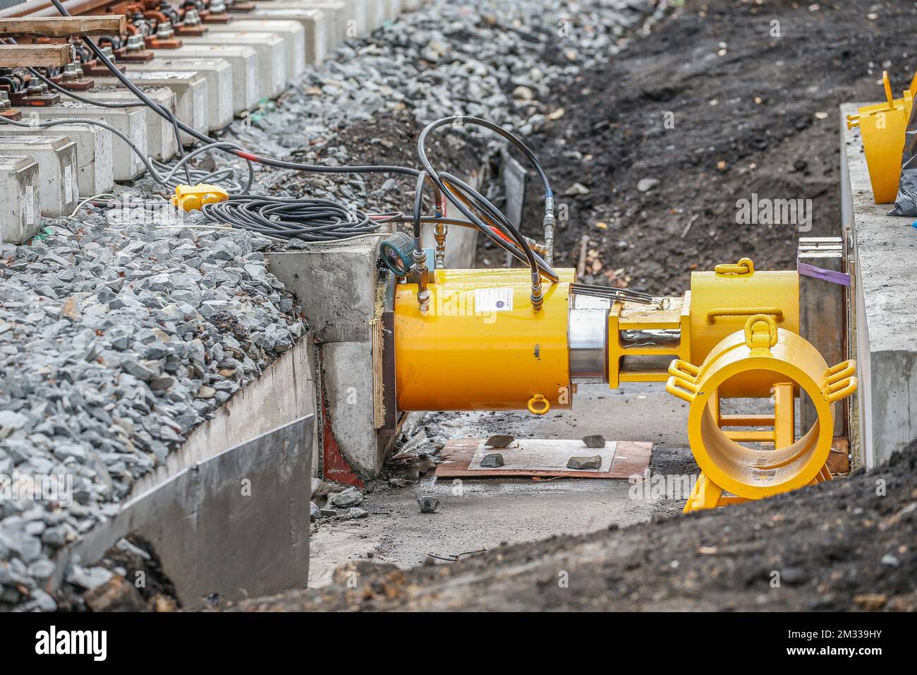 L'illustration montre les travaux d'infrastructure ferroviaire d'Infrabel, sur la route de chemin de fer Namur-Charleroi, à Franiere , Floreffe, samedi 05 septembre 2020. Infrabel installera un bloc de 6100 tonnes pour renouveler une voie de 1km, y compris quatre interrupteurs. BELGA PHOTO BRUNO FAHY Banque D'Images