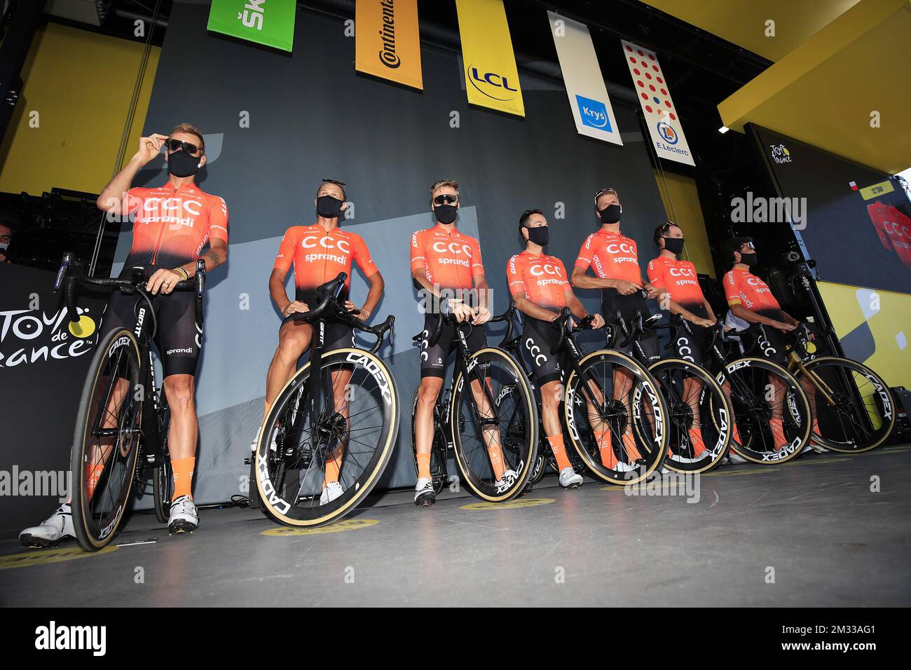 CCC pilotes de l'équipe photographiés au début de la phase 13 de l'édition 107th de la course cycliste Tour de France de Chatel-Guyon au Puy Mary Cantal (191,5 km), en France, vendredi 11 septembre 2020. Le Tour de France de cette année a été reporté en raison de la pandémie mondiale de Covid-19. La course 2020 commence à Nice le samedi 29 août et se termine le 20 septembre. PISCINE PHOTO DE BELGA Banque D'Images