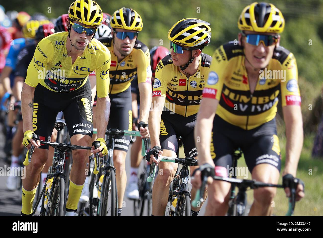 Primoz Rogall de Team Jumbo - Visma portant le maillot jaune en action pendant la phase 13 de l'édition 107th de la course cycliste Tour de France de Chatel-Guyon au Puy Mary Cantal (191,5 km), en France, vendredi 11 septembre 2020. Le Tour de France de cette année a été reporté en raison de la pandémie mondiale de Covid-19. La course 2020 commence à Nice le samedi 29 août et se termine le 20 septembre. BELGA PHOTO YUZURU SUNADA FRANCE OUT Banque D'Images