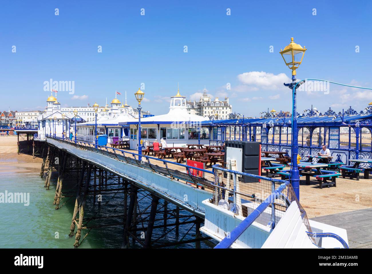 Eastbourne East Sussex en regardant de nouveau le long de la jetée vers les gens assis aux tables de café sur Eastbourne Pier Eastbourne East Sussex Angleterre GB Europe Banque D'Images