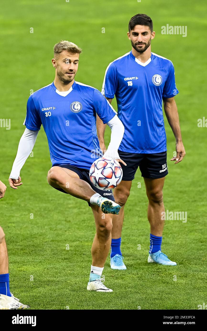Niklas Bernd Dorsch de Gand et Milad Mohammadi de Gand photographiés lors d'une formation du club de football belge KAA Gent, lundi 28 septembre 2020, à Kiev, Ukraine. Demain, Gent rencontrera le club ukrainien Dynamo Kyiv dans la partie de retour des matchs de la Ligue des champions de l'UEFA. Gent remporte la première jambe 2-1. BELGA PHOTO NICO VEREECKEN Banque D'Images