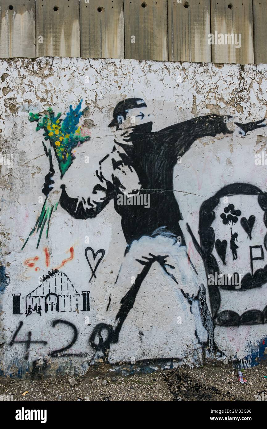 Copie de l'homme qui jette des fleurs (original de Banksy) sur le mur de séparation à Bethléem, Cisjordanie, Palestine. Banque D'Images