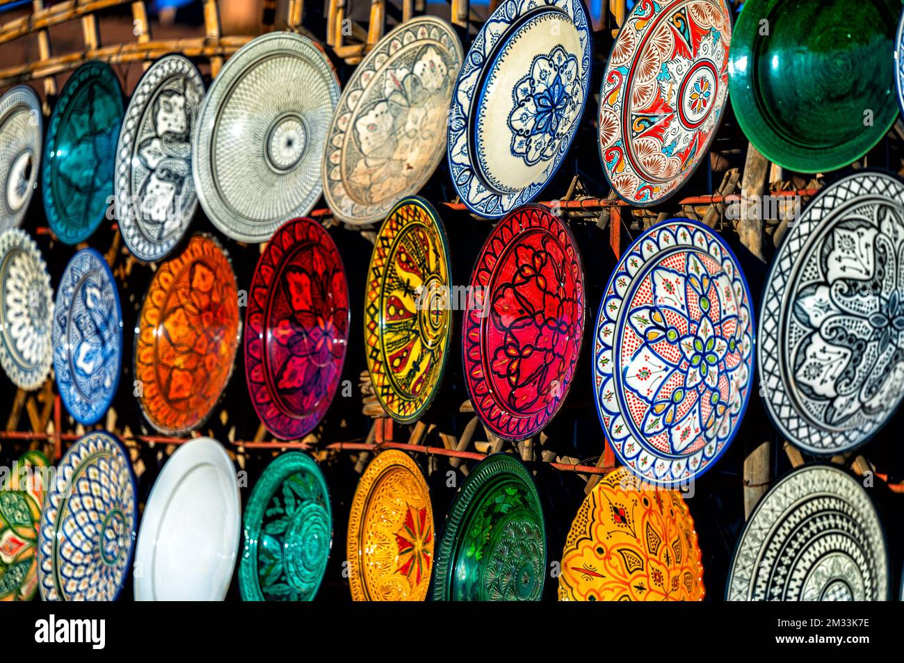 Tazentout, Ouarzazate, Maroc - 28 novembre 2022 - Un ensemble de plats traditionnels marocains faits à la main dans la boutique locale. Bols, assiettes, tagines, ju Banque D'Images