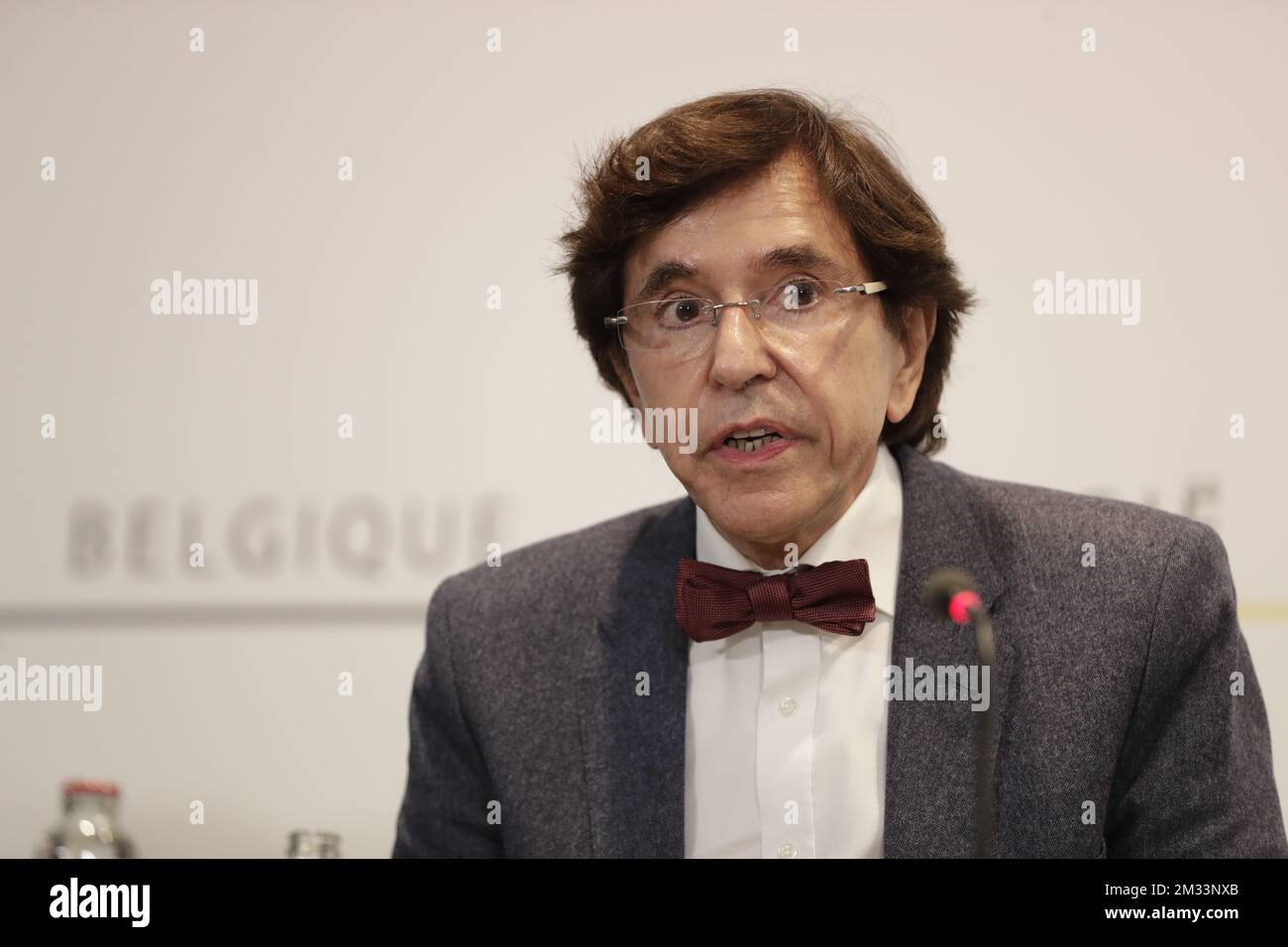 Le président du ministre wallon Elio Di Rupo en photo lors d'une conférence de presse après une réunion du comité consultatif avec les ministres du gouvernement fédéral, des gouvernements régionaux et des gouvernements communautaires, à Bruxelles, le vendredi 16 octobre 2020. Cette réunion avec les différents gouvernements est appelée lorsque des questions impliquant plusieurs niveaux sont discutées. Le comité se réunit aujourd'hui dans un contexte de préoccupations croissantes quant à l'augmentation du nombre moyen d'infections à Covid-19 supplémentaires en Belgique. BELGA PHOTO POOL STEPHANIE LECOCQ Banque D'Images