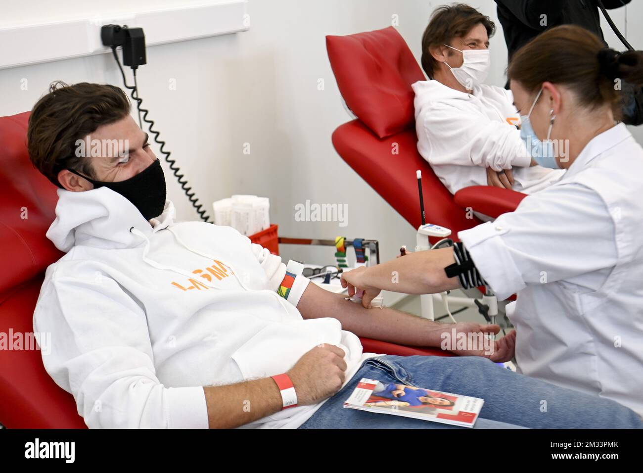 Koen Wauters, chanteur et présentateur de télévision de Clouseau, photographié lors d'un don de plasma à la Rode Kruis-Vlaanderen (Croix-Rouge de Flandre) à Mechelen, le lundi 19 octobre 2020. Le plasma dans le sang de personnes qui ont récupéré de la desase Covid-19 pourrait être utilisé dans un traitement pour les patients avec des cas graves de Codiv-19. BELGA PHOTO DIRK WAEM Banque D'Images